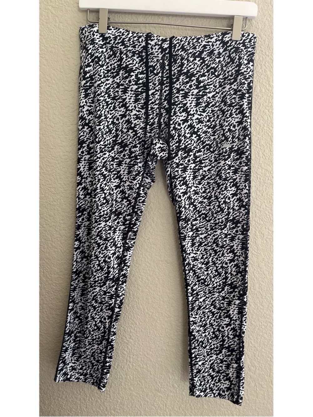Nike Dri Fit Black and White Leggings Women’s Size Medium